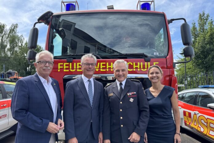 Landrätin Bettina Warnecke, der scheidende Kreisbrandmeister Torsten Schams, Ordnungsdezernent Nils Hanheide und der ehemalige Landrat Thomas Hendele (von rechts). Foto: Kreis Mettmann Landrätin Bettina Warnecke, der scheidende Kreisbrandmeister Torsten Schams, Ordnungsdezernent Nils Hanheide und der ehemalige Landrat Thomas Hendele (von rechts). Foto: Kreis Mettmann