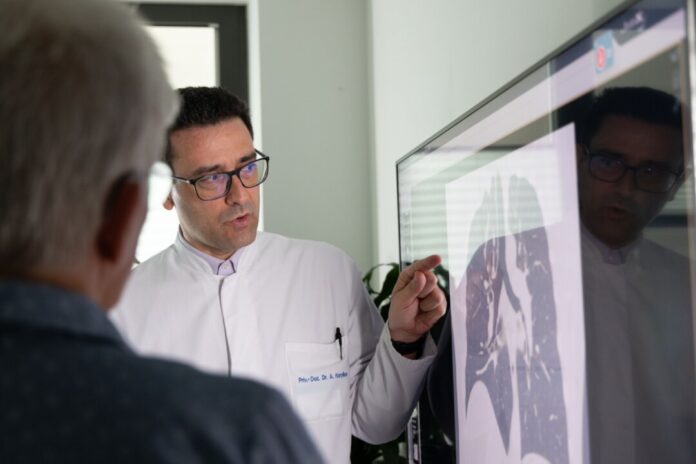 Dr. med. Aris Koryllos bietet mit seinem Team eine Sprechstunde zum Lungenkrebsscreening an. Foto: Kaiserswerther Diakonie Dr. med. Aris Koryllos bietet mit seinem Team eine Sprechstunde zum Lungenkrebsscreening an. Foto: Kaiserswerther Diakonie