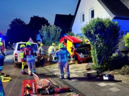 Ungewöhnlicher Unfall in Ratingen: Feuerwehr befreit Insassen Der Unfall in Ratingen. Foto: Feuerwehr Ratingen
