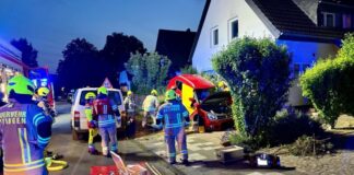 Ungewöhnlicher Unfall in Ratingen: Feuerwehr befreit Insassen Der Unfall in Ratingen. Foto: Feuerwehr Ratingen