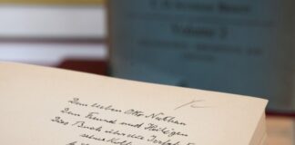 Widmung von Albert Einstein in Dortmund aufgetaucht Die Uni-Bibliothek freut sich über einen Überraschungsfund. (Handout)
