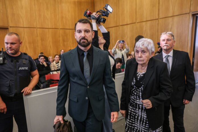 Zivilprozess um Einbruch in Sparkasse Gelsenkirchen Klägerin Rita M. kommt mit ihrem Anwalt Daniel Kuhlmann (links) und dem zweiten Kläger Joachim Alfred Wagner (rechts) in den Gerichtssaal.