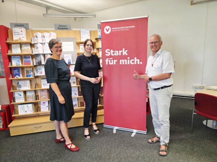260624_Verbraucherzentrale-quer Der CDU-Landtagsabgeordnete Martin Sträßer im Austausch mit Verbraucherberaterin, Sabine Klischat-Tilly (Mitte), und Petra Maier, Leiterin der Gruppe "Verbraucherbildung und Ehrenamt" der Verbraucherzentrale NRW. Foto: Büro Martin Sträßer