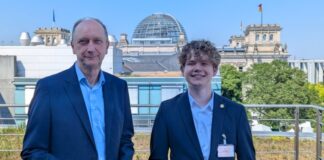 Austausch: Von Langenfeld über den großen Teich Der Langenfelder Austauschschüler Paul Kuypers trifft seinen Paten Klaus Wiener. Foto: Büro Wiener