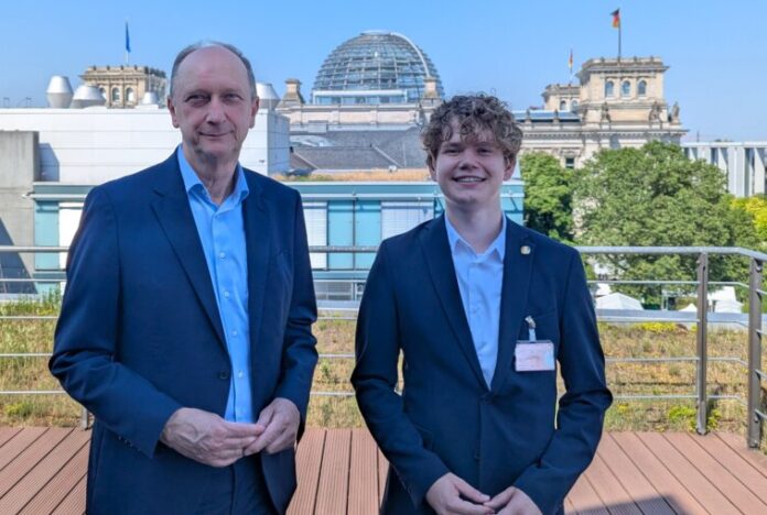 260626_PM PPP-Schüler Kuypers in Berlin Der Langenfelder Austauschschüler Paul Kuypers trifft seinen Paten Klaus Wiener. Foto: Büro Wiener