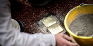 Stolpersteine vor der Philharmonie Essen erinnern an früheren Konzertmeister Die Stolpersteine für Alexander und Lilian Kosman werden verlegt. Foto: Sven Lorenz/TUP