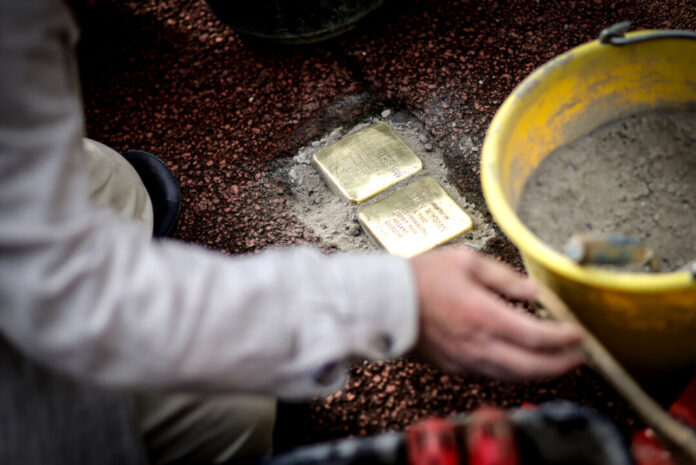 260906_Stolpersteinverlegung Alexander und Lilian Kosman_0166_Lorenz_Sven Die Stolpersteine für Alexander und Lilian Kosman werden verlegt. Foto: Sven Lorenz/TUP