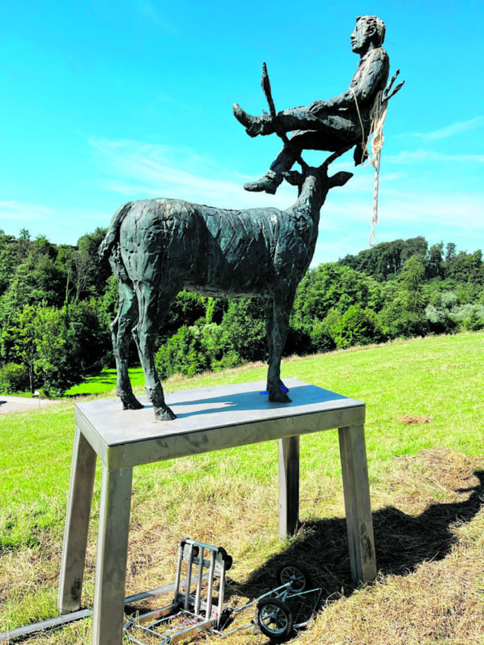 26_RAT_Skulptur Die Skulptur wurde von Unbekannten beschädigt. Die Polizei ermittelt und bittet um Hinweise. Foto: Polizei