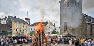 Sonnenwendfeier in Velbert: Großes Feuer und kölsche Töne