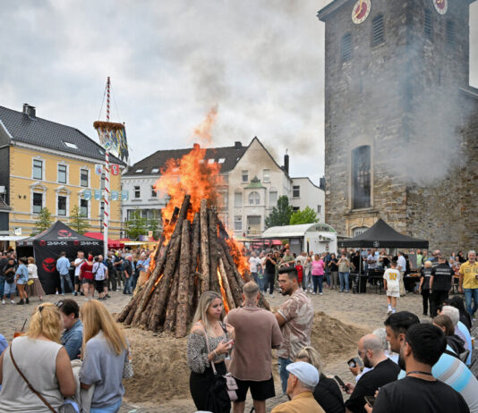 Sonnenwendfeier in Velbert: Großes Feuer und kölsche Töne