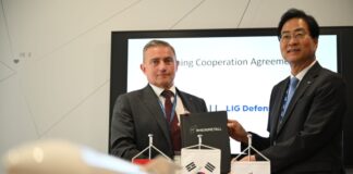 Rheinmetall will Lenkflugkörper mit Südkoreanern fertigen Rheinmetall-Manager Oliver Dürr und der südkoreanische Manager Ickhyun Shin nach der Unterschrift der Vereinbarung bei der Eurosatory.