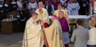 Neuer Bischof von Münster feierlich ins Amt eingeführt Felix Genn übergibt den Bischofsstab an seinen Nachfolger Heiner Wilmer.