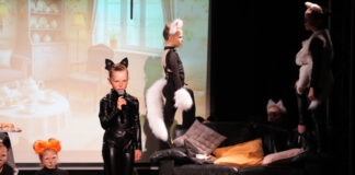 Junges Theaterfestival in Wuppertal Rund 200 Kinder und Jugendliche stehen in den Startlöchern für das Junge Theaterfestival Wuppertal 2026: Vom 15. bis 19. Juni stellen sie dem Wuppertaler Publikum vor, was sie in Theaterklassen und -kursen an weiterführenden Schulen aus Wuppertal und Velbert sowie in einem deutsch-ukrainischen Kultur- und Integrationsverein erarbeitet haben. Insgesamt acht Produktionen werden im Haus der Jugend Barmen präsentiert. Zu sehen sind Schauspiel, Musiktheater, Tanztheater und Performance mit einer breit gefächerten Themenvielfalt. Die Schirmherrschaft hat erneut Schauspielintendant Thomas Braus übernommen, der zusammen mit Oberbürgermeisterin Miriam Scherff die Theaterwoche am 15. Juni eröffnen wird. Nach der Auftaktveranstaltung am 15. Juni um 10 Uhr, die den Beteiligten und dem Wuppertaler Publikum die Gelegenheit bietet, einen Eindruck von allen Stücken in kurzen Szenen und Interviews zu erhalten, kommt um 12 Uhr die Klasse 5e an der Gesamtschule Else Lasker-Schüler mit „Ferien im Gruselwald“ auf die Bühne. Ihre spannende Geschichte um zwei Kinder, die ihre Ferien bei der Oma im gruseligen Wald verbringen müssen, anstatt mit Freunden abzuhängen, haben die Schüler*innen gemeinsam entwickelt. Die Eigenproduktion richtet sich an alle ab 10 Jahren. Der zweite Festivaltag startet um 9:30 Uhr mit einem „Kontrastprogramm“ des Kurses Darstellen und Gestalten Jahrgang 9 an der Gesamtschule Uellendahl-Katernberg. Was passiert, wenn Gegensätze sich nicht mehr bekämpfen, sondern anfangen, zusammen zu tanzen, ist eine zentrale Frage dieser Collage aus szenischem Spiel, Choreografie und Tanztheater. Die Produktion richtet sich an Menschen ab 14 Jahren. Um 11 Uhr ist das Kreativprofil des Wilhelm Dörpfeld Gymnasiums mit der Inszenierung von „Das Mädchen, das niemand kennt“ zu sehen. Um Einbildung und Wirklichkeit dreht sich das Stück von Jan Rüdiger, das Jugendliche ab 12 Jahren ansprechen will. Zwei Literaturkurse der Q1 an der Gesamtschule Else Lasker-Schüler stellen ihre Produktionen in einer Doppelvorstellung um 14 Uhr vor: In „Wuppertal“ zeigen die jungen Darsteller*innen die Stadt als ein Gefühl, nicht als Ort. Dabei erzählen sie keine klassische Geschichte, sondern lassen die Stadt lebendig werden. Mit „Zwischen den Stimmen“ kann das Publikum den Druck im Klassenzimmer und das Ringen junger Menschen um Identität hautnah erleben. Beide Eigenproduktionen richten sich an alle ab 15 Jahren. Im musikalischen Katzenkrimi „36 und 6 Katzen-Detektive: Das Rätsel der acht Bretter" vom Theaterstudio Kolibri des Kultur- und Integrationsvereins Lerche folgen 42 überaus neugierige Katzen einer rätselhaften Spur. Wer sie bei ihrer abenteuerlichen Detektivarbeit erleben will, sollte am Mittwoch, 17. Juni, um 17 Uhr ins Haus der Jugend Barmen kommen. In einer Welt voller Kommunikation erzählt „Einsam“ von Menschen, die einander näher sind, als sie glauben. Der Darstellen und Gestalten Kurs Jahrgang 9 von der Velberter Gesamtschule Waldschlösschen verwebt ihre Geschichten zu einem vielstimmigen Panorama der Einsamkeit. Die Vorstellung für alle ab 13 Jahren ist am Donnerstag, 18. Juni, um 10 Uhr zu sehen. Der Literaturkurs der Q1 am Gymnasium Sedanstraße zeigt zum Abschluss der Theaterwoche am Freitag, 19. Juni, um 10 Uhr seine Bearbeitung der Märchenparodie „Die sanfte Guillotine“ von Peter Förster. Die Zuschauer*innen ab 14 Jahren werden die bekannten Märchenfiguren der Brüder Grimm in diesem Entführungsdrama von einer ganz anderen Seite kennenlernen. Karten für alle Vorstellungen zum Preis von 2 Euro für Kinder/Jugendliche und 3 Euro für Erwachsene gibt es online über wuppertal-live.de und an den bekannten Vorverkaufsstellen sowie im Haus der Jugend Barmen. Gruppen und Schulklassen richten ihre Kartenwünsche an Martina Wagner vom Haus der Jugend Barmen, martina.wagner@stadt.wuppertal.de. Alle Infos zum Festival unter www.jtf-wuppertal.de