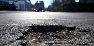 KfW-Umfrage: Finanzlage der Kommunen bleibt angespannt Der Unterhalt von Straßen kostet die Kommunen Geld. In NRW sind die Ausgaben der Städte und Gemeinden 2025 deutlich stärker gestiegen als die Einnahmen. Ein Sondervermögen soll die finanziellen Spielräume erweitern. (Symbolbild)