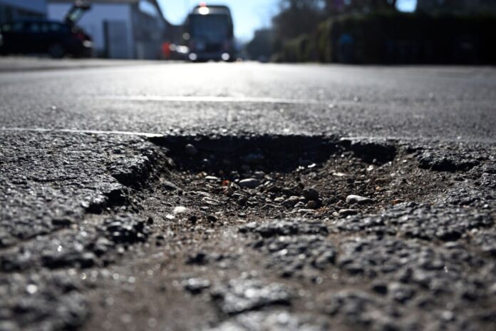Marode Straßeninfrastruktur Der Unterhalt von Straßen kostet die Kommunen Geld. In NRW sind die Ausgaben der Städte und Gemeinden 2025 deutlich stärker gestiegen als die Einnahmen. Ein Sondervermögen soll die finanziellen Spielräume erweitern. (Symbolbild)