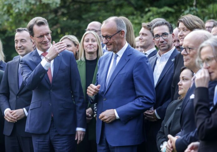 Hendrik Wüst und Friedrich Merz Knappe Mehrheit: Kanzlertausch würde Union nicht helfen. (Archivbild)