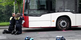 Zusammenstoß mit Schulbus – Junge außer Lebensgefahr Der Junge wird weiter im Krankenhaus behandelt.
