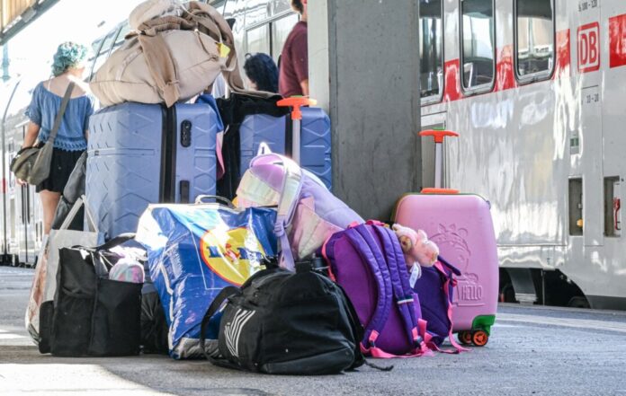 Nach dem bundesweiten Ausfall bei der Deutschen Bahn - Stuttgart Die Störung im Bahnverkehr konnte gegen 0.30 Uhr behoben werden. Seither rollen die Züge wieder.