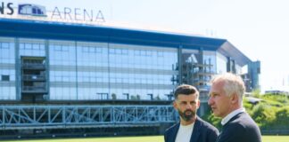 XXL-Kader: Schalke plant mehr Abgänge als Zugänge im Sommer Frank Baumann (r) arbeitet am neuen Bundesliga-Kader für Trainer Miron Muslic. (Archivbild)