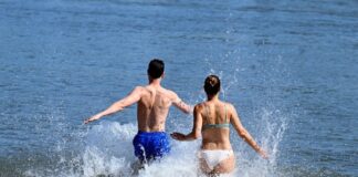 Sonne brütet über NRW – am Sonntag drohen heftige Gewitter Bei diesem heißen Wetter bleibt nur noch die Abkühlung im Wasser. (Symbolbild)