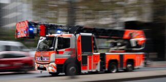Brand in Mehrfamilienhaus – eine Person schwer verletzt Es soll mehrere Verletzte geben. (Symbolbild)