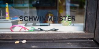 Ohne Bronzeabzeichen nur mit Eltern ins Freibad? Der Bundesverband Deutscher Schwimmmeister fordert schärfere Regeln für Kinder und Jugendliche, die nicht gut schwimmen können. (Symbolbild)