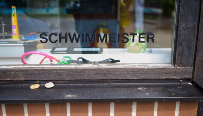 Schwimmmeister Der Bundesverband Deutscher Schwimmmeister fordert schärfere Regeln für Kinder und Jugendliche, die nicht gut schwimmen können. (Symbolbild)