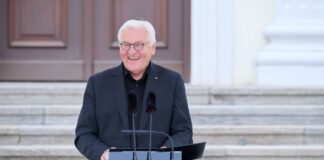 Erstmals kommt ein Staatsoberhaupt zur Gamescom Der Bundespräsident sichtlich gut gelaunt bei einer Kunst-Veranstaltung in Berlin. Mal sehen, wie seine Laune sein wird bei der Gamescom im August.