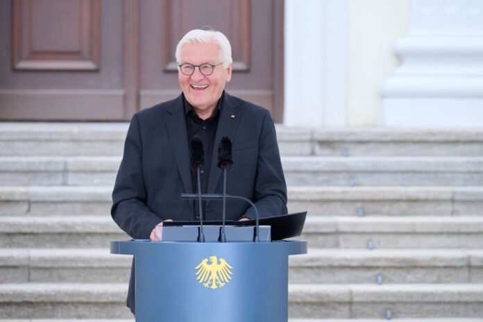 Frank-Walter Steinmeier Der Bundespräsident sichtlich gut gelaunt bei einer Kunst-Veranstaltung in Berlin. Mal sehen, wie seine Laune sein wird bei der Gamescom im August.