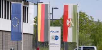 Falsche Polizisten: Festnahmen bei Großeinsatz gegen Bande Die Polizei in NRW gind am frühen Morgen gegen eine Betrügerbande vor. (Symbolbild)
