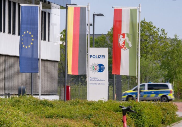 Großeinsatz gegen eine Betrügerbande Die Polizei in NRW gind am frühen Morgen gegen eine Betrügerbande vor. (Symbolbild)