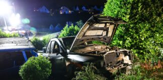 Wagen fährt gegen Hauswand – acht Verletzte Kurz darauf fand die Polizei das Auto wieder - in einem Vorgarten gegen eine Hauswand gefahren.