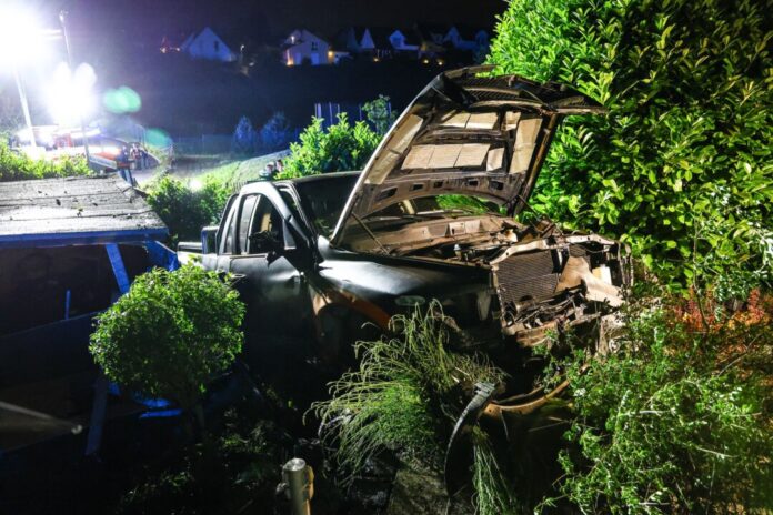 Unfall in Ennepetal Kurz darauf fand die Polizei das Auto wieder - in einem Vorgarten gegen eine Hauswand gefahren.