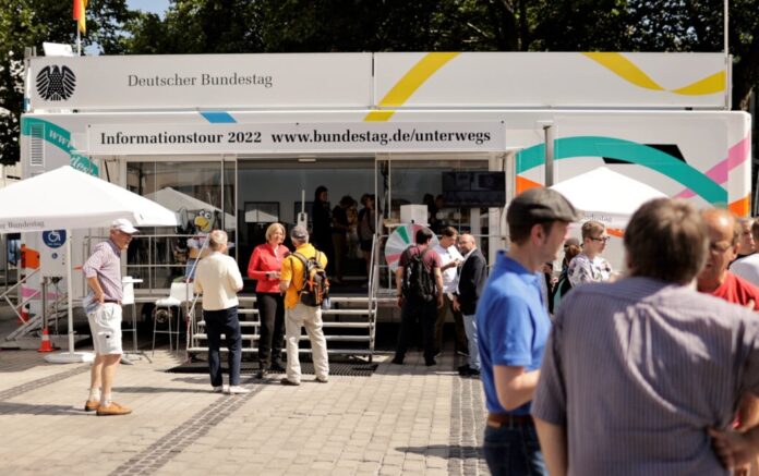 Das Infomobil des Deutschen Bundestages macht auf seiner Tour auch halt in Velbert. Foto: Deutscher Bundestag/Ute Grabowsky/photothek Das Infomobil des Deutschen Bundestages macht auf seiner Tour auch halt in Velbert. Foto: Deutscher Bundestag/Ute Grabowsky/photothek