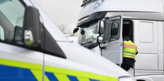 Lkw-Planenschlitzer erbeuten Rasierklingen und Zahnreiniger Unbekannte schlitzten die Plane eines Lastwagens auf und rauben massenhaft Drogerieware. (Symbolbild)