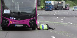 Motorradfahrer stürzt auf A3 und wird von Bus überrollt Der Fahrer des Busses konnte nach Angaben der Polizei nicht mehr ausweichen.