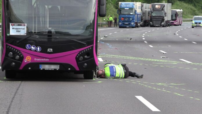 Motorradfahrer stürzt auf A3 und wird von Bus überrollt Der Fahrer des Busses konnte nach Angaben der Polizei nicht mehr ausweichen.