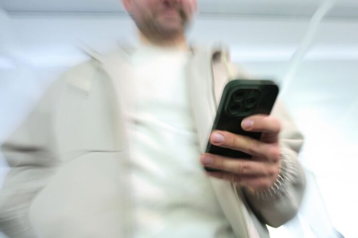 Smartphone-Nutzung im Alltag Um sogenannte Heavy User von Mobilfunkdaten gibt es einen juristischen Streit. (Symbolbild)