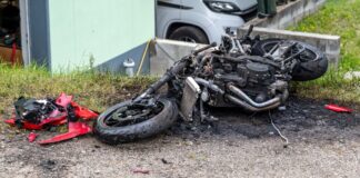 Motorradfahrer prallt gegen Pkw und Wand – Lebensgefahr Ein völlig zerstörtes Motorrad nach einem Unfall in Halver im Sauerland. Der Fahrer schwebt in Lebensgefahr.