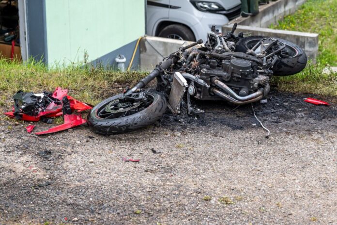 Motorrad-Unfall auf der B229 Ein völlig zerstörtes Motorrad nach einem Unfall in Halver im Sauerland. Der Fahrer schwebt in Lebensgefahr.
