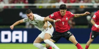 Bayer-Stürmer Schick beendet Nationalmannschafts-Karriere Tschechiens Patrik Schick (l) und Südkoreas Minjae Kim (Südkorea) kämpfen um den Ball. (Archivbild)