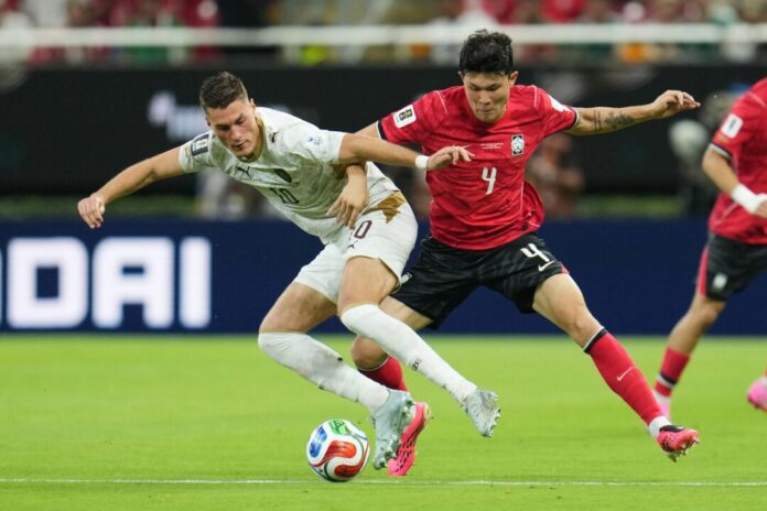 WM 2026 - Südkorea - Tschechien Tschechiens Patrik Schick (l) und Südkoreas Minjae Kim (Südkorea) kämpfen um den Ball. (Archivbild)