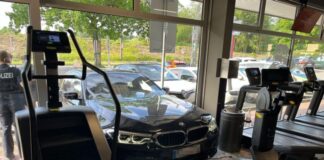 Auto kracht in Bochumer Fitnessstudio Bei dem Unfall wurde niemand verletzt.