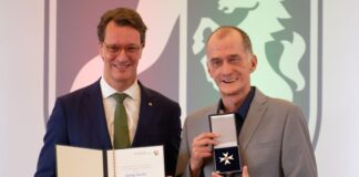 «Lindenstraße»-Stars mit Verdienstorden ausgezeichnet Ministerpräsident Hendrik Wüst (CDU, l) verleiht den Verdienstorden des Landes Nordrhein-Westfalen an den Schauspieler Georg Uecker.