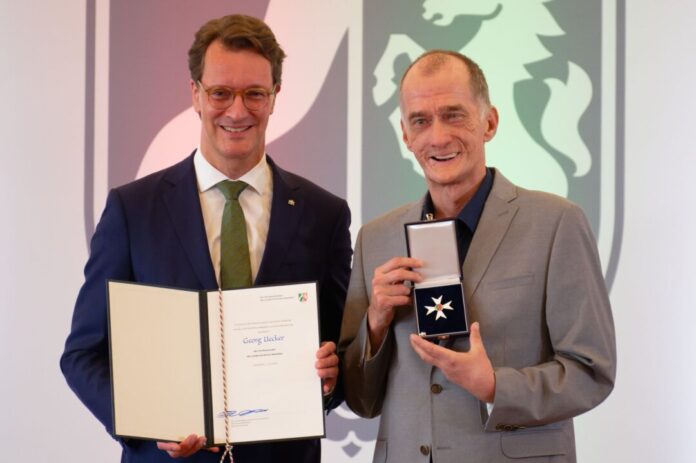 Verleihung Verdienstorden des Landes Nordrhein-Westfalen Ministerpräsident Hendrik Wüst (CDU, l) verleiht den Verdienstorden des Landes Nordrhein-Westfalen an den Schauspieler Georg Uecker.