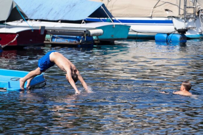 Hitze in Deutschland - Duisburg Bei der Hitze hilft nur eine Abkühlung im Wasser.