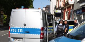 Streit sorgt für Polizeieinsatz – drei Schwerverletzte Die Polizei nahm die Verdächtigen fest.