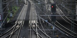 Bahn repariert wichtige Strecke nach Blitzeinschlag Ein Blitzeinschlag macht Probleme auf der Bahnstrecke zwischen Düsseldorf und Duisburg. (Symbolbild)