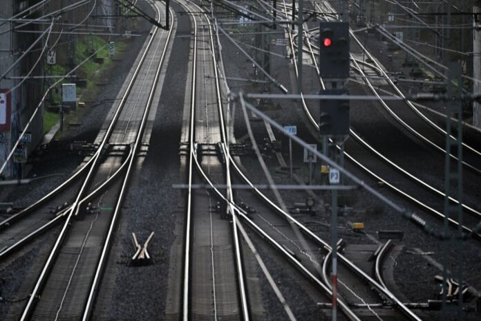 Signale regeln den Zugverkehr Ein Blitzeinschlag macht Probleme auf der Bahnstrecke zwischen Düsseldorf und Duisburg. (Symbolbild)