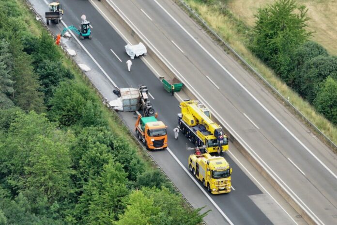 Asbest-Unfall legt Verkehr auf Autobahn 1 lahm Auf der A1 bei Nettersheim kippte ein Lastwagen mit Asbestabfällen um.